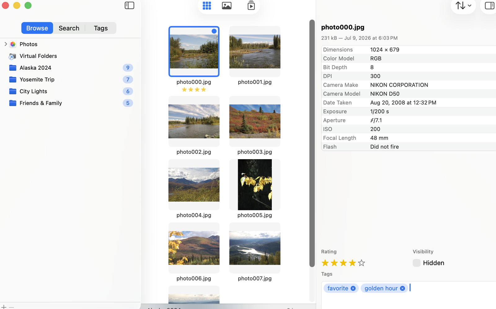 The SeeDis library: a folder tree on the left, a grid of thumbnails in the center, and an information panel on the right.